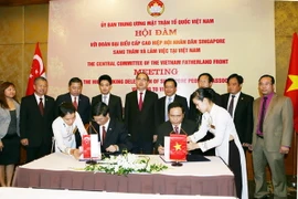 Quang cảnh Lễ ký kết Biên bản ghi nhớ giữa hai đoàn. (Ảnh: Nguyễn Dân/TTXVN)