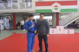 Võ sỹ Nguyễn Thị Thanh Thủy (trái) và huấn luyện viên Nguyễn Duy Khanh. (Ảnh: Nguyễn Hoàng Linh/Vietnam+)