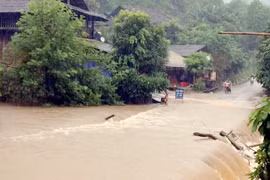Mưa lũ khiến nước dâng cao tại đập tràn qua các tuyến đường của huyện Chợ Đồn, Bắc Kạn. (Ảnh: Bùi Đức Hiếu/TTXVN)
