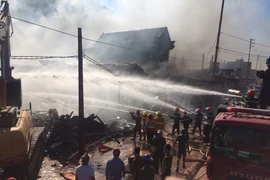 Lực lượng Cảnh sát PCCC nỗ lực dập tắt vụ hỏa hoạn tại siêu thị đồ gia dụng. (Ảnh: Trịnh Duy Hưng/TTXVN)