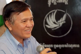 Ông Kem Sokha khi đảm nhiệm vị trí Giám đốc Trung tâm nhân quyền Campuchia tháng9/2006. (Nguồn: EPA/TTXVN)