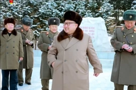 Nhà lãnh đạo Kim Jong-un (giữa) trong chuyến thăm một đơn vị quân đội ngày 25/11. (Nguồn: YONHAP/TTXVN)