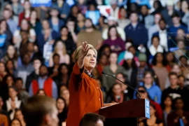 Cựu Ngoại trưởng Mỹ Hillary Clinton trong chiến dịch vận động bầu cử ở Winston-Salem, Bắc Carolina ngày 27/10. (Nguồn: EPA/TTXVN)