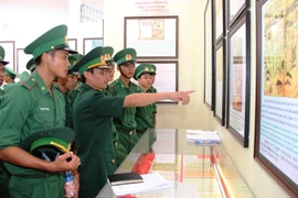 Cán bộ, chiến sỹ tham quan triển lãm. (Ảnh: Lê Đức Hoảnh/TTXVN)