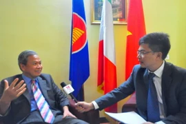 Đại sứ Việt Nam tại Italy Cao Chính Thiện trả lời phỏng vấn. (Ảnh: Đức Hòa/TTXVN)