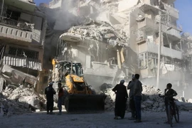 Cảnh đổ nát sau cuộc không kích tại khu vực Tariq a-Bab, Aleppo ngày 24/9. (Nguồn: AFP/TTXVN)