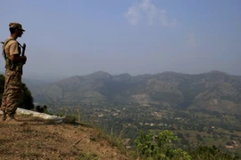 Binh sỹ Pakistan gác tại trạm kiểm soát Bagsar trên đường Ranh giới Kiểm soát (LoC) khu vực Kashmir. (Nguồn: AP/TTXVN)
