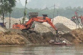 Hoạt động khai thác cát trái phép trên sông Phó Đáy của một doanh nghiệp tư nhân tại Tuyên Quang. (Ảnh: Văn Tý/TTXVN)