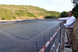 Hồ chứa nước lớn nhất xã An Sơn với dung tích 30.000m3 đang dần cạn. (Ảnh: Lê Sen/TTXVN)