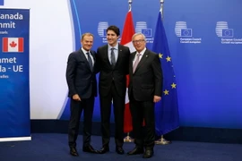 Thủ tướng Canada Justin Trudeau (giữa), Chủ tịch Ủy ban châu Âu Jean-Claude Juncker (phải) và Chủ tịch Hội đồng châu Âu Donald Tusk (trái) tại lễ ký CETA ở Brussels. (Nguồn: THX/TTXVN)