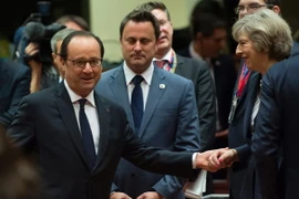 Tổng thống Pháp Francois Hollande (trái) và Thủ tướng Anh Theresa May (phải) tại Hội nghị. (Nguồn: AFP/TTXVN)