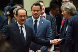Tổng thống Pháp Francois Hollande (trái) và Thủ tướng Anh Theresa May (phải) tại Hội nghị. (Nguồn: AFP/TTXVN)