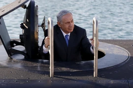 Thủ tướng Israel Benjamin Netanyahu bước lên từ tàu ngầm. (Nguồn: Reuters)