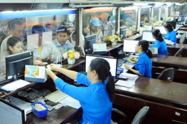 Nhân viên làm thủ tục cho hành khách đặt mua vé tại Ga Hà Nội. (Ảnh: Quang Quyết/TTXVN)