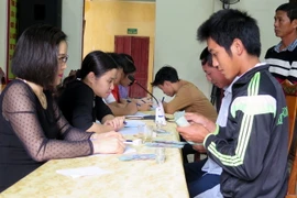 Chi trả tiền bồi thường cho ngư dân miền Trung bị thiệt hại sau sự cố môi trường biển. (Ảnh: Công Tường/TTXVN)