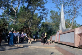 Lễ tưởng niệm vụ thảm sát Bình An. (Ảnh: Ly Kha/TTXVN)