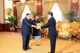 Đại sứ Đặc mệnh Toàn quyền nước CHXHCN Việt Nam tại Lào Nguyễn Bá Hùng trình Quốc thư lên Tổng Bí thư, Chủ tịch nước Lào Bounnhang Volachith. (Ảnh: Phạm Kiên/TTXVN)