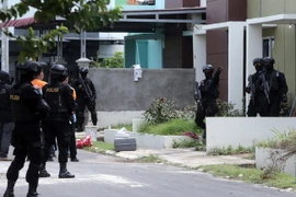 Cảnh sát chống khủng bố Indonesia đột kích một căn nhà ở Batam sau khi bắt giữ 6 nghi can khủng bố ngày 5/8. (Nguồn: EPA/TTXVN)
