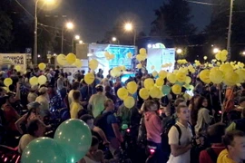 Đoàn diễu hành xe đạp chuẩn bị xuất phát. (Ảnh: Quang Vinh/Vietnam+)