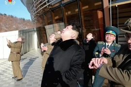 Nhà lãnh đạo Triều Tiên Kim Jong-Un (giữa) theo dõi vụ phóng tên lửa mang theo vệ tinh Kwangmyongsong-4 ngày 7/2. (Nguồn: YONHAP/ TTXVN)