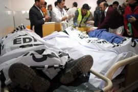 Thi thể các nạn nhân vụ tấn công trường học ở Peshawar ngày 16/12/2014. (Nguồn: THX/TTXVN)