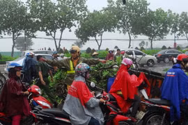 Cảnh sát giao thông phân luồng, điều tiết giao thông. (Ảnh: Mạnh Linh/TTXVN)