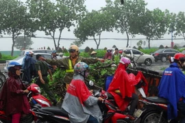 Cảnh sát giao thông phân luồng, điều tiết giao thông. (Ảnh: Mạnh Linh/TTXVN)