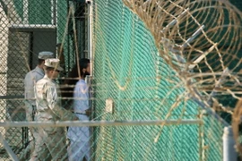 Binh sỹ Mỹ chuyển một tù nhân tại nhà tù Vịnh Guantanamo ngày 29/3/2010. (Nguồn: AFP/TTXVN)
