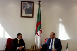 Đại sứ Phạm Quốc Trụ gặp Tỉnh trưởng Oran, Zaafen Abdelghani. (Ảnh: Thanh Bình/Vietnam+)