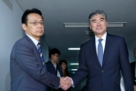 Đặc phái viên Mỹ về chính sách Triều Tiên Sung Kim (phải) và Vụ trưởng Vụ châu Á và Hải dương thuộc Bộ Ngoại giao Nhật Bản Kenji Kanasugi tại thủ đô Tokyo. (Nguồn: AFP/TTXVN)