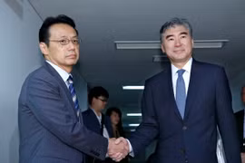 Đặc phái viên Mỹ về chính sách Triều Tiên Sung Kim (phải) và Vụ trưởng Vụ châu Á và Hải dương thuộc Bộ Ngoại giao Nhật Bản Kenji Kanasugi tại thủ đô Tokyo. (Nguồn: AFP/TTXVN)