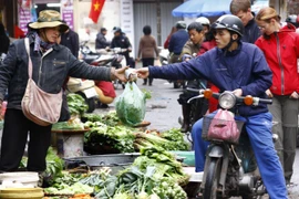 Người dân mua thực phẩm tại chợ Bắc Qua, Hà Nội. (Ảnh: Đình Huệ/TTXVN)