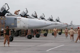 Nhân viên kỹ thuật bảo trì máy bay Su-24 của Nga tại căn cứ không quân Hmeimym ở Latakia, Syria ngày 4/5. (Nguồn: EPA/TTXVN)