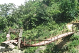 Hiện trạng cầu treo tại thôn Sín Chải, xã San Sả Hồ, huyện Sa Pa. (Ảnh: Hồng Ninh/TTXVN)