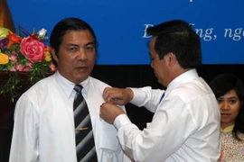 Trưởng Ban đối ngoại Trung ương Đảng Cộng sản Việt Nam Hoàng Bình Quân trao Kỷ niệm chương "Vì sự nghiệp đối ngoại của Đảng" cho ông Nguyễn Bá Thanh, Bí thư Thành ủy Đà Nẵng. (Ảnh tư liệu: Văn Sơn/TTXVN)