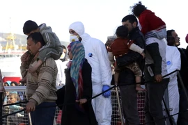Người di cư cập cảng ở Sicily sau khi được cứu trên biển ngày 15/4. (nguồn: AFP/TTXVN)