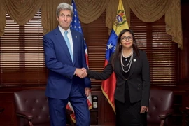 Ngoại trưởng Mỹ John Kerry (trái) trong cuộc gặp với Ngoại trưởng Venezuela Delcy Rodriguez tại Santo Domingo ngày 14/6. (Nguồn: EPA/TTXVN)