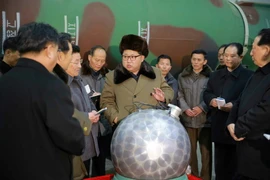  Nhà lãnh đạo Kim Jong-un gặp gỡ các nhà khoa học. (Nguồn: YONHAP/TTXVN)