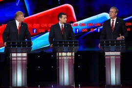 Ứng cử viên Tổng thống đảng Cộng hòa Jeb Bush (phải), Donald Trump (trái) và Ted Cruz tại cuộc tranh luận ở Las Vegas, Nevada, Mỹ ngày 15/12. (Nguồn: AFP/TTXVN)
