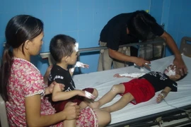 Các nạn nhân bị bỏng đang được chăm sóc, theo dõi tại bệnh viện. (Ảnh: Đức Thọ/TTXVN)