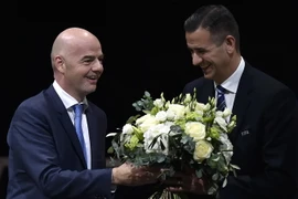 Tân Chủ tịch FIFA Gianni Infantino (trái) nhận lời chúc mừng từ Tổng thư ký FIFA Markus Kattner sau khi đắc cử tại Zurich ngày 26/2. (Nguồn: AFP/TTXVN)