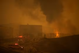 Nhân viên cứu hỏa dập lửa trong đám cháy rừng ở Santa Clarita, California, Mỹ ngày 23/7. (Nguồn: AFP/TTXVN)
