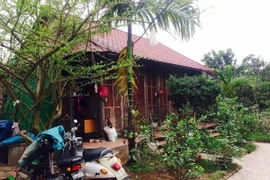 Một hộ gia đình dựng nhà cửa trên đất nông nghiệp, đất công ích của Nhà nước bất hợp pháp tại phường Ngọc Thụy, Long Biên, Hà Nội. (Ảnh: Nguyễn Văn Thắng/TTXVN)