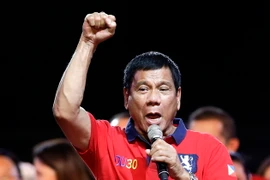 Ứng viên tranh cử Tổng thống Philippines Rodrigo Duterte phát biểu trước những người ủng hộ tại Manila ngày 7/5. (Nguồn: EPA/TTXVN)