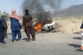Chiếc xe được cho là của thủ lĩnh Taliban Mullah Akhtar Mansour bốc cháy trong vụ không kích của máy bay không người lái Mỹ tại thị trấn Ahmad Wal ở Balochistan, Pakistan ngày 21/5. (Nguồn: AFP/TTXVN)