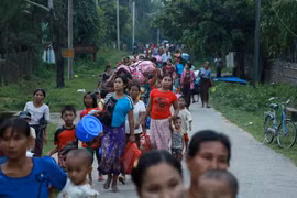 Người dân sơ tán khỏi Rakhine để đảm bảo an toàn. (Nguồn: AFP/TTXVN)