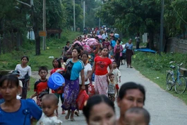 Người dân sơ tán khỏi Rakhine để đảm bảo an toàn. (Nguồn: AFP/TTXVN)