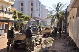 Binh sỹ Mali bao vây khách sạn Radisson Blu để giải cứu cho các con tin hồi tháng 11/2015. (Nguồn: AFP/TTXVN)