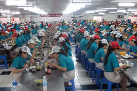Một doanh nghiệp tại khu chế xuất Tân Thuận xây dựng bếp ăn tập thể ngay tại công ty. (Ảnh: Phương Vy/TTXVN)
