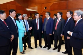 Các đại biểu trao đổi bên lề Đại hội. (Ảnh: TTXVN)